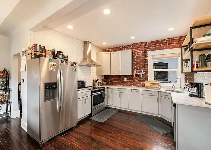 5-Bedroom Victorian Home Private Yard Sleeps 10