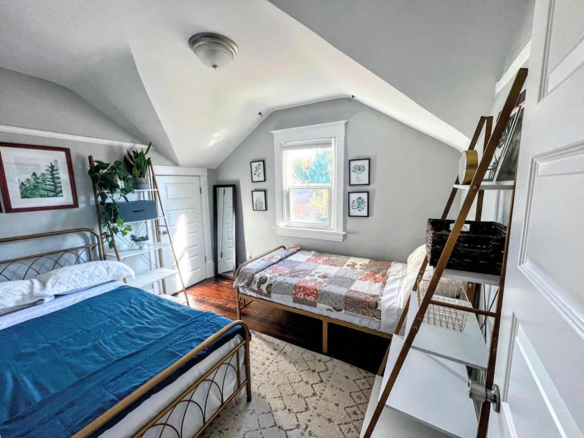 5-bedroom Victorian Private Yard Sleeps 10 * DEN